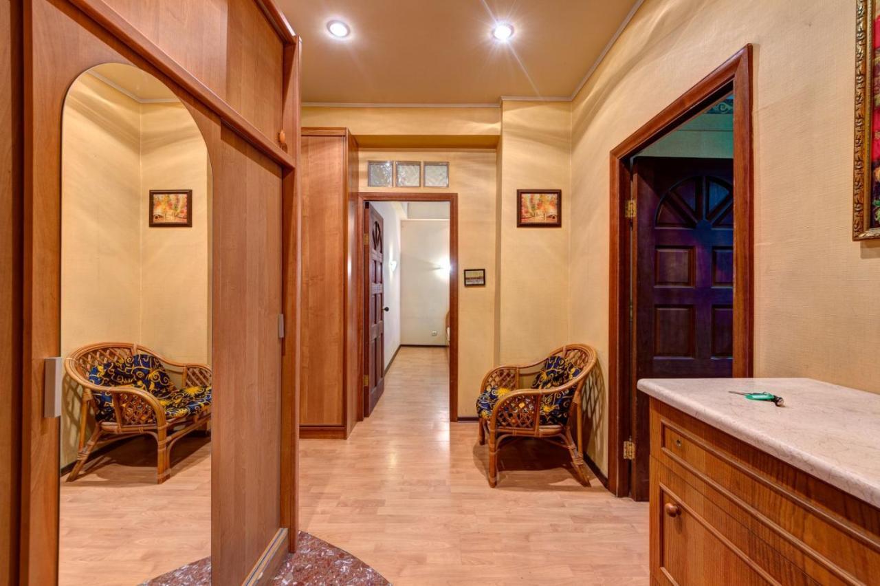 Three-Room Apartment Near Ocean Plaza 키예프 외부 사진