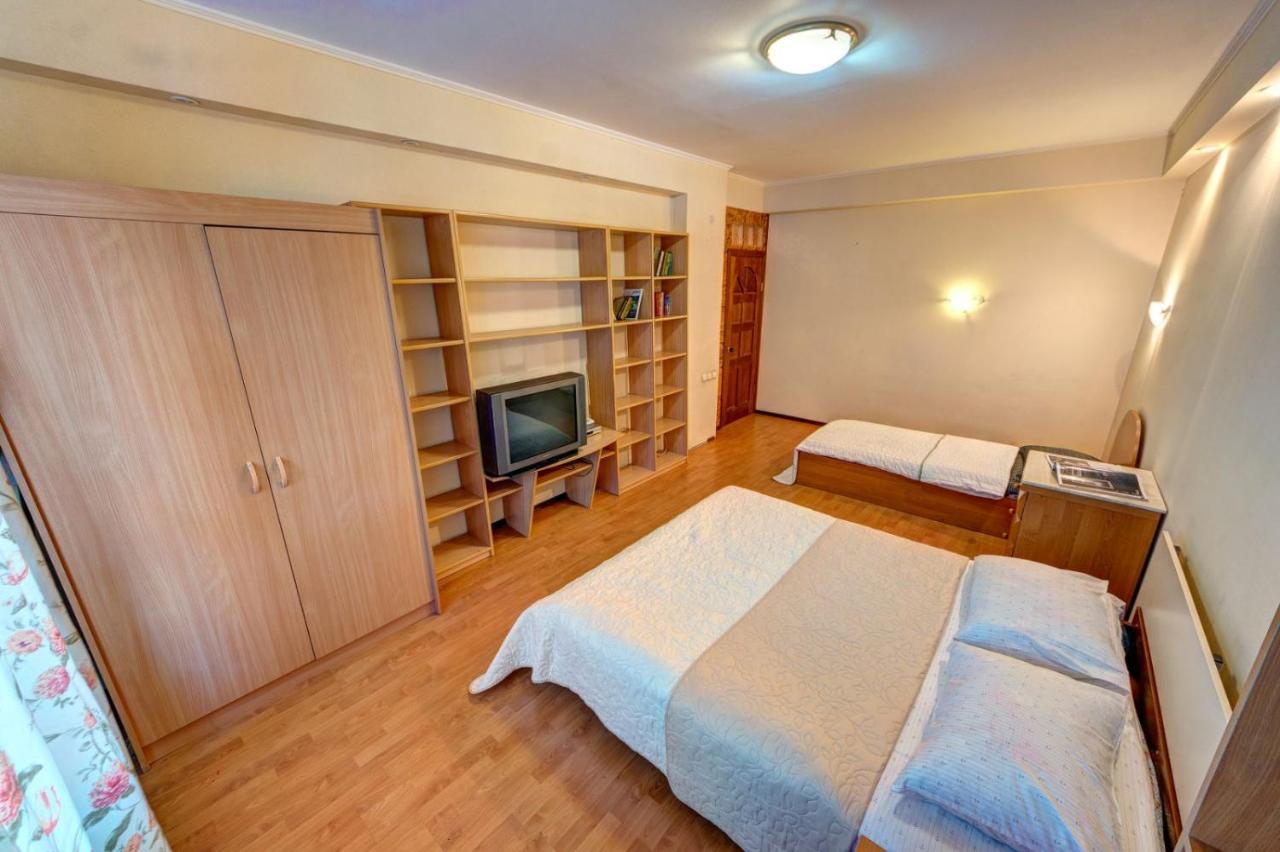 Three-Room Apartment Near Ocean Plaza 키예프 외부 사진